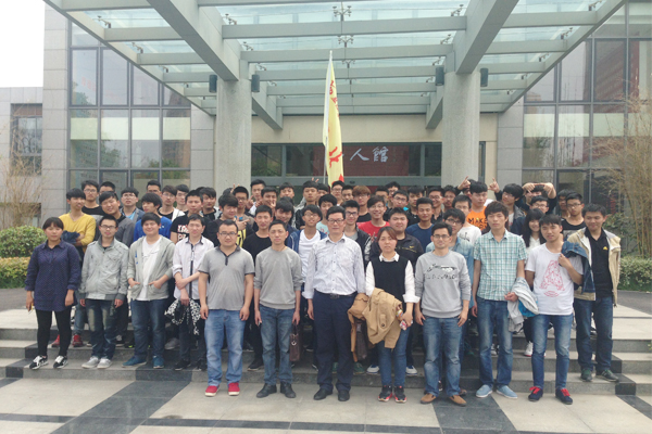 提交人:朱晨晖 提交日期:2016-05-30 5月24日,数控技术系组织全系学生前往好人馆学习好人的先进事迹,在系部周同民主任及全体班主任的带领下,学生们通过观看展览、影片等形式直接感受到了先进人物助人为乐、见义勇为、孝老爱亲、敬业奉献、诚实守信的正能量。 好人馆展示了近年来全市涌现出的43位“中国好人”、62位“江苏好人”和228位“盐城好人”的典型事迹。好人馆展示的都是我们身边好人,他们的生动事迹,于平凡中体现着不平凡,